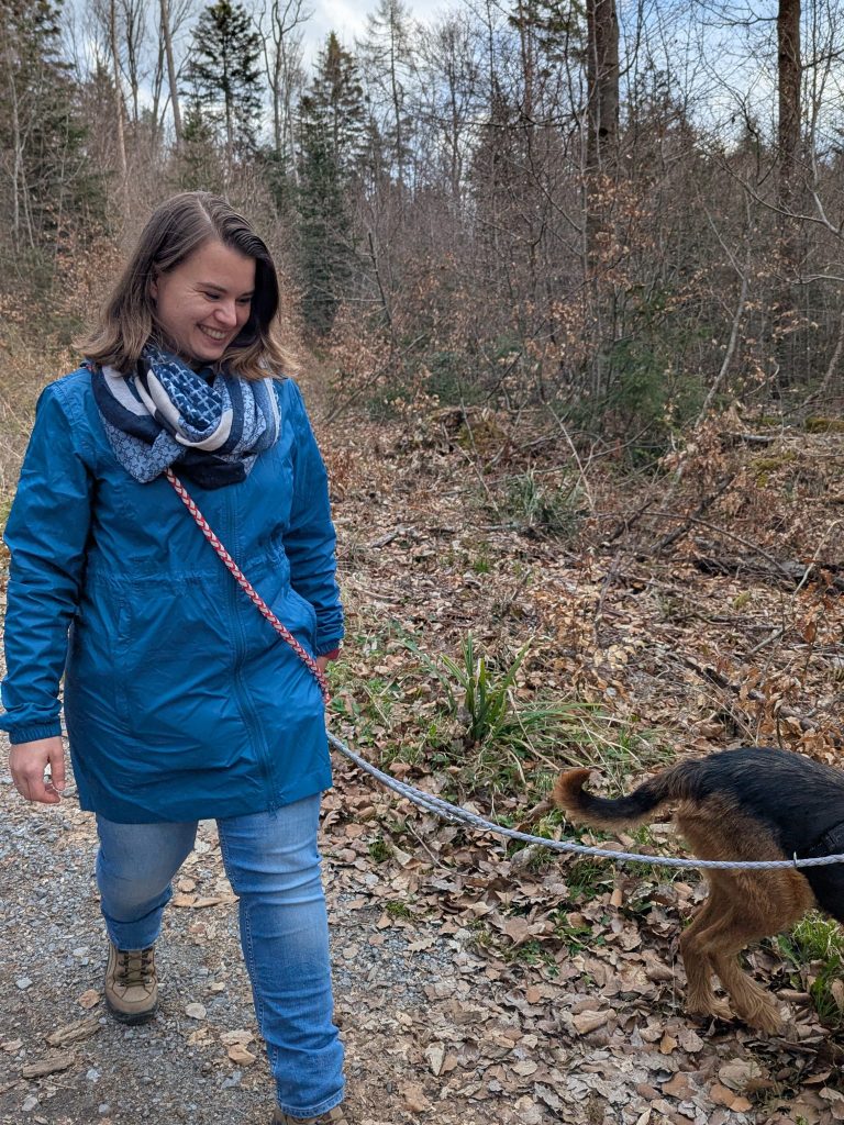 HausTierHelden Sophie Hertrich geht ehrenamtlich mit einem Hund aus dem Tierheim im Wald spazieren. 